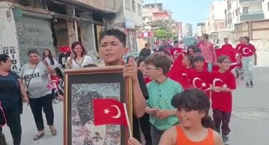 Çadır kentte kalan öğrenciler, okullarına gidip, 23 Nisan'ı kutladı