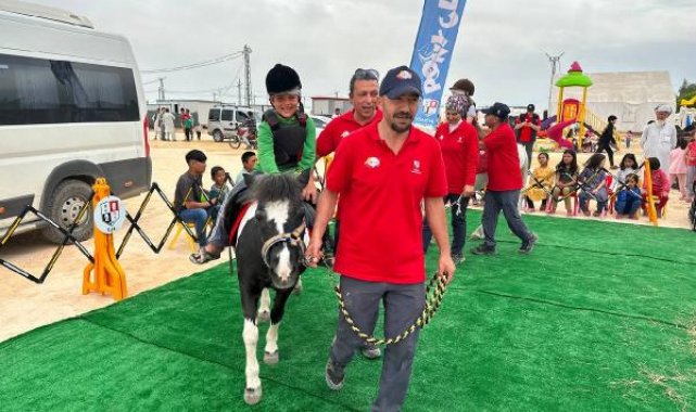 Çadır kentte yaşayan çocuklara 'pony at' ile moral