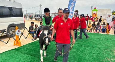 Çadır kentte yaşayan çocuklara 'pony at' ile moral
