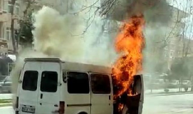 Çakmaklık kısmından tutuşan minibüs alev alev yandı