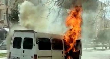 Çakmaklık kısmından tutuşan minibüs alev alev yandı