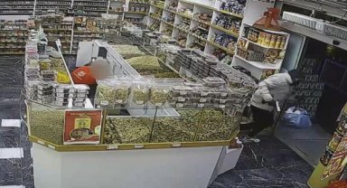 Çalıştığı akaryakıt istasyonunu oyuncak tabancayla arkadaşına soydurdu