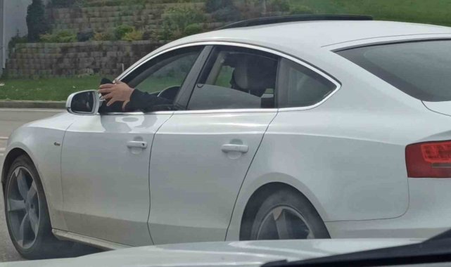 Camdan ayağını çıkaran sürücü "bu kadarına da pes" dedirtti