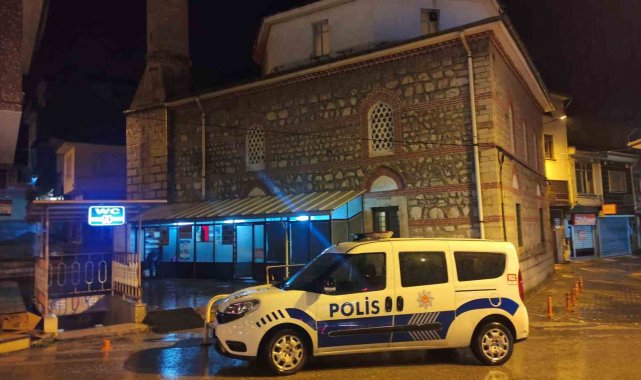 Camideki vatandaşların ayakkabılarını çalan şahıs çöp kutusuna atmış