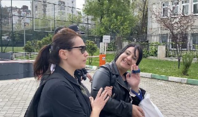 Camiden hırsızlık şüphelisi tutuklandı, gazetecilere gülerek el salladı