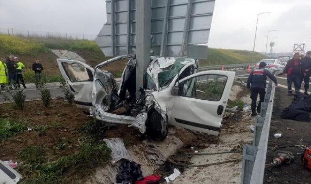 Çanakkale araç direğe çarptı; anne ile oğlu öldü, baba ağır yaralı