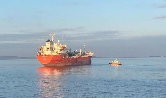 Çanakkale Boğazı'nda arızalanan gemi limana demirletildi
