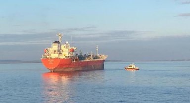 Çanakkale Boğazı'nda arızalanan gemi limana demirletildi