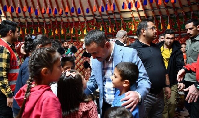 Çanakkale Valisi İlhami Aktaş, Pazarcık'ta depremzede vatandaşlarla bayramlaştı