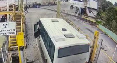 Çanakkale'de işçileri taşıyan otobüs devrildi; 17 yaralı