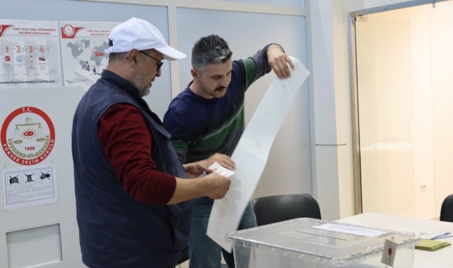 Çardak Havalimanı'nda oy kullanma işlemi başladı