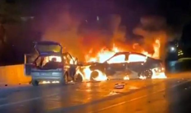 Çarpışan otomobiller yandı; 1 ölü, 3 yaralı