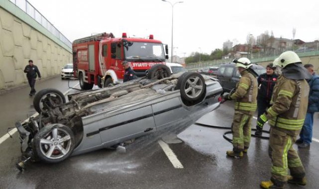 Çekmeköy'de yol ayrımındaki duvara çarpan otomobil takla attı: 1 yaralı