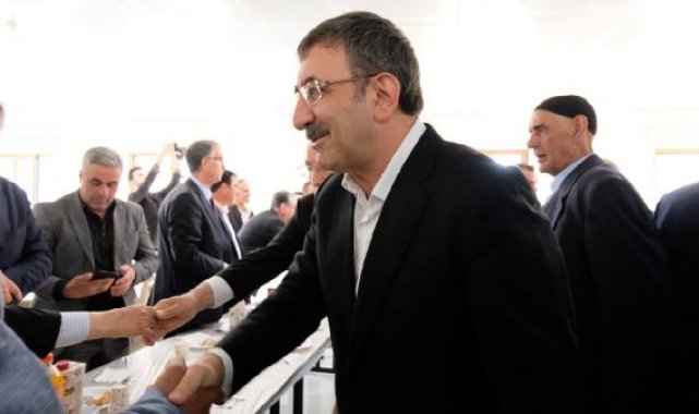 Cevdet Yılmaz, Bingöl'de yurtta kalan depremzedelerle bayramlaştı