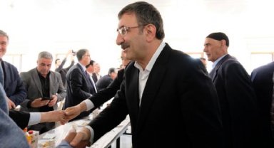 Cevdet Yılmaz, Bingöl'de yurtta kalan depremzedelerle bayramlaştı