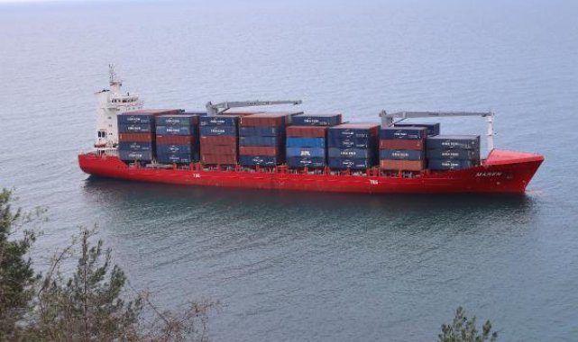 Cide açıklarında dümeni kilitlenen yük gemisi karaya oturdu