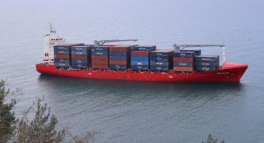 Cide açıklarında dümeni kilitlenen yük gemisi karaya oturdu