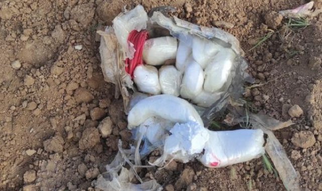 Çiftçinin sürdüğü tarlada, toprağa gömülü 2 bidonda 40 kilo patlayıcı bulundu