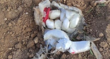 Çiftçinin sürdüğü tarlada, toprağa gömülü 2 bidonda 40 kilo patlayıcı bulundu