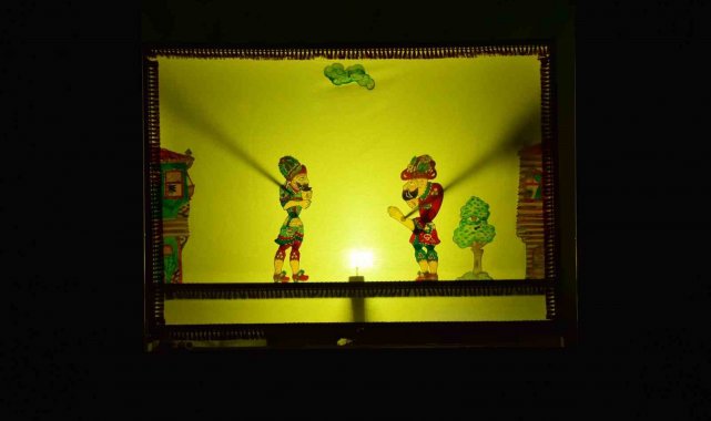 Çocuklar Hacivat-Karagöz ile eğlendi