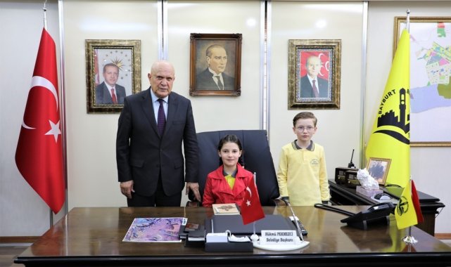 Çocuklardan Başkan Pekmezci'ye 23 Nisan ziyareti