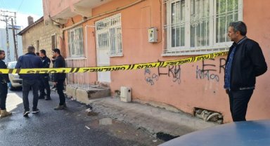 Çocuklarının yanında eşini eşarpla boğarak, kuzenini de bıçaklayarak öldürdü