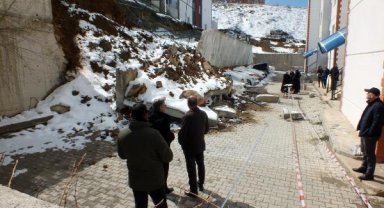 Çöken duvarın altında kalan araç sahiplerinden enkazın kaldırılmamasına tepki