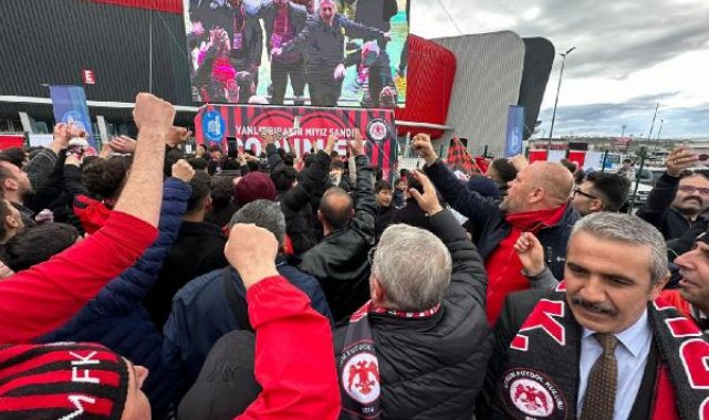 Çorum FK maçını taraftarlar stat dışında kurulan dev ekranda izledi