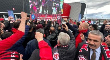 Çorum FK maçını taraftarlar stat dışında kurulan dev ekranda izledi