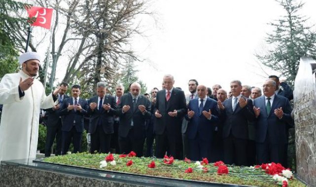 Cumhurbaşkanı Erdoğan, Alparslan Türkeş'in kabrini ziyaret etti