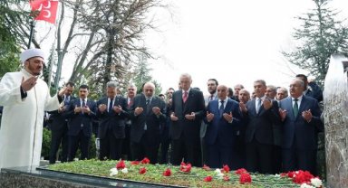 Cumhurbaşkanı Erdoğan, Alparslan Türkeş'in kabrini ziyaret etti