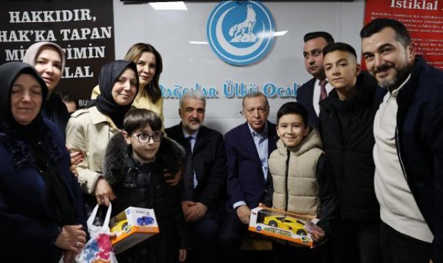 Cumhurbaşkanı Erdoğan, Bağcılar Ülkü Ocaklarını ziyaret etti