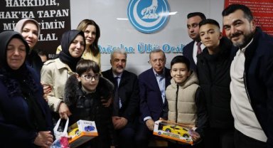Cumhurbaşkanı Erdoğan, Bağcılar Ülkü Ocaklarını ziyaret etti