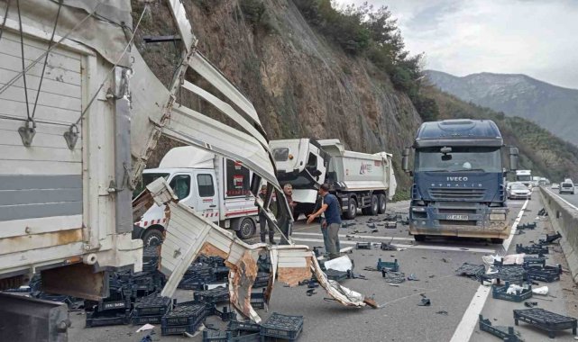 D-650'de kamyon tıra arkadan çaptı, meyve kasaları yola savruldu