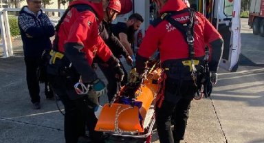 Dağlık alana düşen paraşütçü, jandarma helikopteriyle taşındı