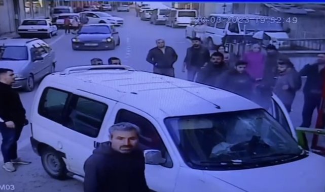 Dalgın sürücü hafif ticari aracıyla markete böyle daldı