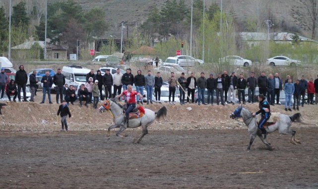 Davul zurna eşliğinde cirit oynayarak Ramazan Bayramını uğurladılar