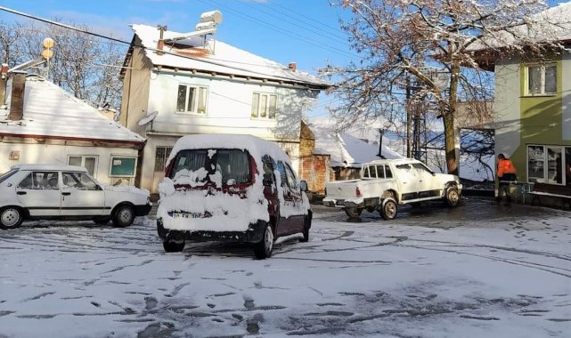 Denizli Nisan'ı karla karşıladı