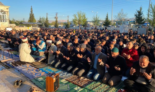 Deprem bölgesi Adıyaman'da bayram namazında eller semaya kalktı