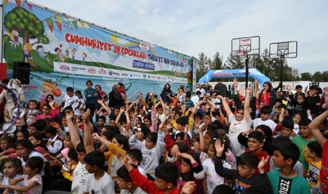 Deprem bölgesinde çocuk ve gençlerle buluşuyorlar