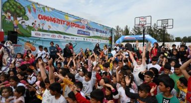 Deprem bölgesinde çocuk ve gençlerle buluşuyorlar
