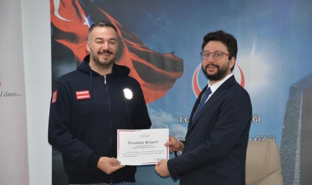 Deprem bölgesinde görev yapan sağlık çalışanlarına teşekkür plaketi