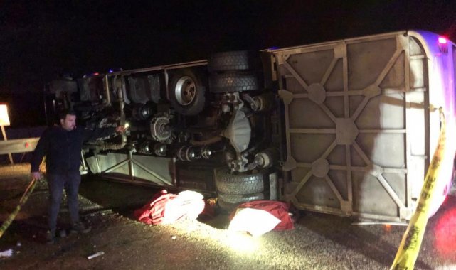 Deprem bölgesinden dönen belediye personellerini taşıyan otobüs devrildi: 3 ölü, 14 yaralı