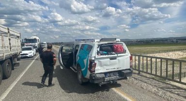 Deprem bölgesinden dönen sağlık ekibinin olduğu araca TIR çarptı: 1 yaralı