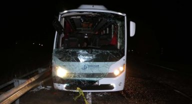 Deprem bölgesinden dönerken kazada yaralanan 19 kişinin tedavisi sürüyor