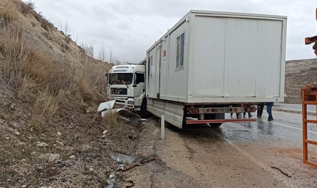 Deprem bölgesine konteynır taşıyan tır kaza yaptı