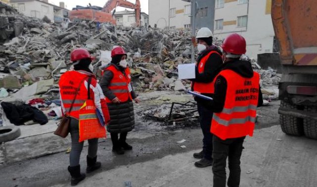 Deprem bölgesini inceleyerek 'Enkaz Yönetim Rehberi' hazırladılar
