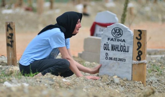 Deprem mezarlıklarında duygu dolu bayram ziyareti