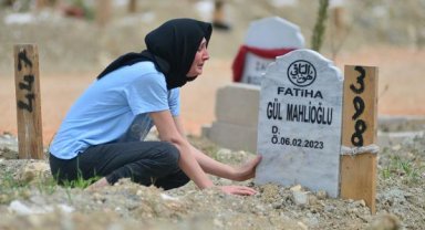 Deprem mezarlıklarında duygu dolu bayram ziyareti