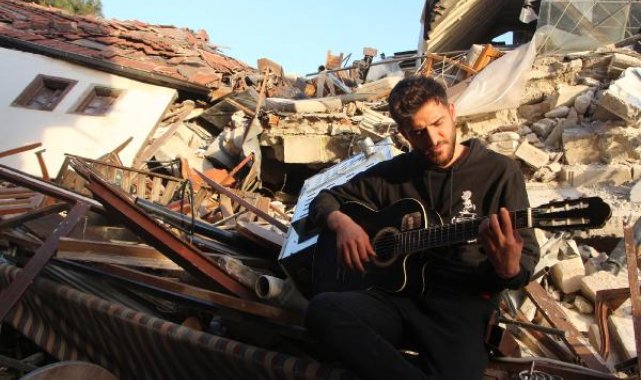 Deprem öncesi müzik yaptığı sokakta, bu kez enkaz önünde 'Hatıran Yeter' şarkısını söyledi